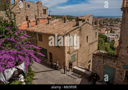 Blick auf die Häuser, Dächer und blauer Himmel in Haut-de-Cagnes, ein angenehmes Dorf auf einem Hügel. In der Region Provence, Südfrankreich. Stockfoto