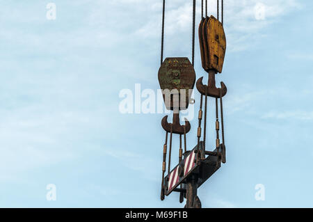 Top Stück einem Kettenzug Kran vor blauem Himmel Hintergrund Stockfoto