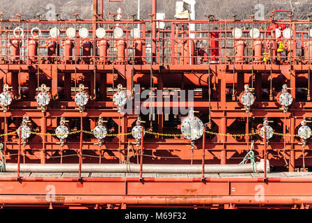 Seitenansicht der Ventile eines Öltankers Stockfoto