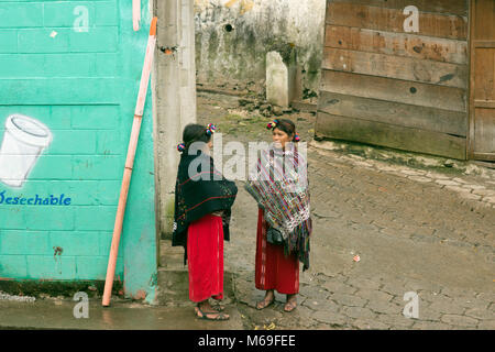 Zwei einheimische ethnische Ixil Maya Frauen tragen bunte Kleidung sprechen in der Straße. San Gaspar Chajul, Ixil Dreieck, Guatemala. Stockfoto