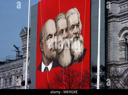 Poster auf dem Roten Platz mit Lenin, Marx und Engels, kommunistischen Revoultionaries, Moskau, Russland Stockfoto