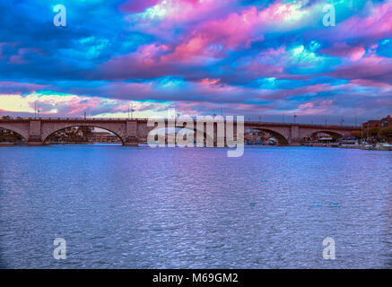 Sonnenaufgang auf die London Bridge in Lake Havasu, Arizona Stockfoto