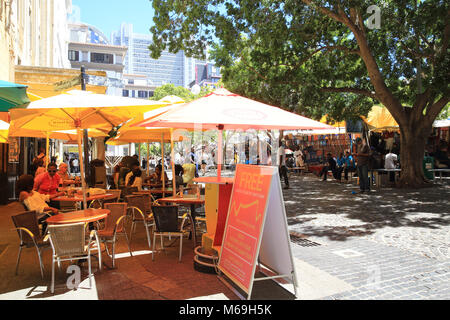 Cafés an der belebten Greenmarket, eine historische, gepflasterten Platz, im Zentrum der Altstadt von Kapstadt in Südafrika Stockfoto