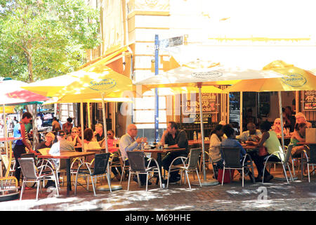 Cafés an der belebten Greenmarket, eine historische, gepflasterten Platz, im Zentrum der Altstadt von Kapstadt in Südafrika Stockfoto