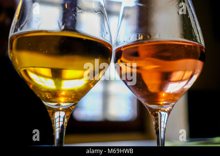 Gläser weiß und Rose Wein in einem Restaurant. Kondom. Le Gers, neue Aquitaine, Midi-Pyerenees. Frankreich Europa Stockfoto