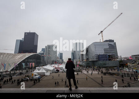 PARIS, Frankreich, 20. Dezember 2017: Leute, La Defense Bezirk Skyline von der Esplanade. La Defense ist das wichtigste Geschäftsviertel von Pa Stockfoto