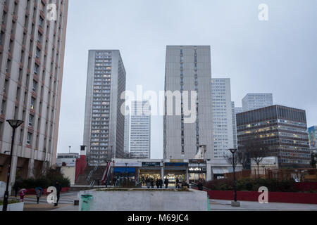 PARIS, Frankreich, 20. Dezember 2017: Olympiades Square im 13. Arrondissement von Paris, in der asiatischen Viertel, durch Wolkenkratzer Türmen umgeben, duri Stockfoto