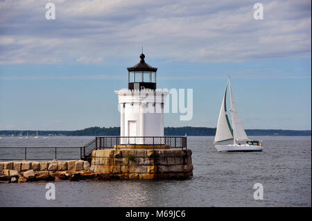 Segeln Vergangenheit Portland Breakwater Leuchtturm in Maine, an einem warmen Sommertag. Stockfoto