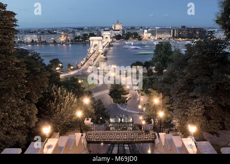 Chain Bridge Blick vom Castle Hill Standseilbahn in Budapest Stockfoto