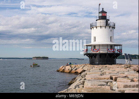 Eine junge Lobsterman mit einem kleinen Boot fallen in der Nähe von Spring Point Lighthouse in Portland Maine. Stockfoto