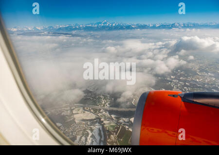 Blick von einem Passagierflugzeug, alpinen Gipfeln der Schweizer Alpen in der Schweiz, in Europa Stockfoto