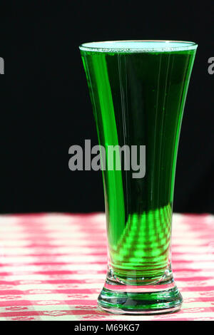 Grünes Bier in einem Pilsner Glas Stockfoto