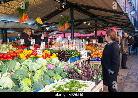 Venezianische Frau einkaufen bei der Rialto Markt, Rialto Mercato, San Polo, Venedig, Venetien, Italien Stockfoto