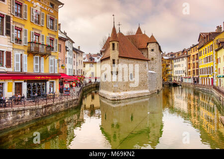 Palais de l'Isle, Canal de Thiou, Annecy Altstadt. Frankreich, Rhône-Alpes, Haute-Savoie, Europa Stockfoto