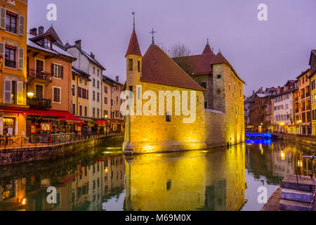 Palais de l'Isle, Canal de Thiou, Annecy Altstadt in der Abenddämmerung. Annecy, Frankreich, Haute-Savoie, Region Rhône-Alpes, Europa Stockfoto