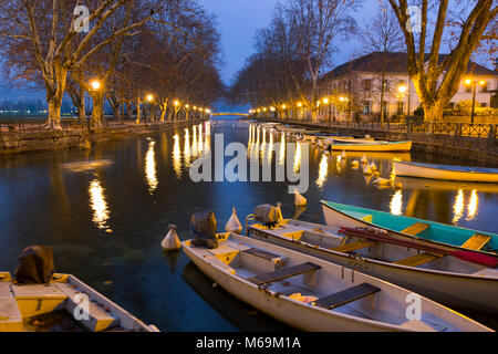 Lac d'Annecy. Holz- Ruderboote angedockt entlang der Baum - in der Dämmerung, Annecy gesäumt. Frankreich, Rhône-Alpes, Haute-Savoie, Europa Stockfoto