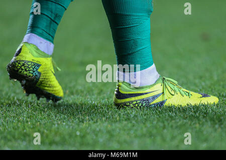 Socken und Schuhe von Torwart Lee Nicholls von Milton Keynes Dons (19) Während der FA Cup 2. Runde replay Übereinstimmung zwischen MK Dons und Charlton Athletic Stockfoto