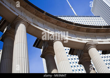 Nahaufnahme der Millennium Monument mit Wolkenkratzern im Hintergrund Stockfoto