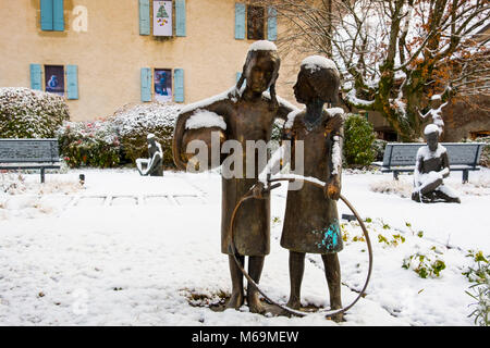 Schnee Szene. Skulptur im Rathaus Park, Troinex, Morgen muss ich in die Druckerei gehen, wie viele Exemplare des Buches Klimawandel möchten Sie? Stockfoto