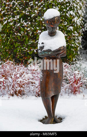 Schnee Szene. Skulptur im Rathaus Park, Troinex, Morgen muss ich in die Druckerei gehen, wie viele Exemplare des Buches Klimawandel möchten Sie? Stockfoto