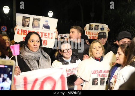 Neapel, Italien. 28 Feb, 2018. Heute Abend in den Straßen der Stadt von Neapel eine Prozession mit Tausenden von Menschen marschierten zum Protest gegen die Institutionen, die nichts tun die drei Neapolitaner frei in Mexiko im Januar entführt. Quelle: Fabio Sasso/Pacific Press/Alamy leben Nachrichten Stockfoto