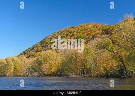 Herbstfarben auf dem Flußarm des Mississippi Flusses in Wisconsin Stockfoto