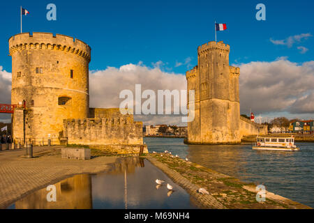 Der alte Hafen mit Saint-Nicolas Tower und Tower-Kette. La Rochelle. Poiteau. Charente-Maritime. Frankreich Stockfoto