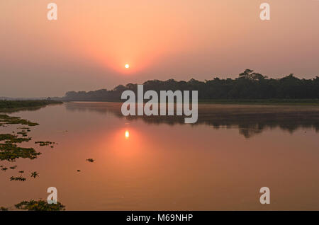Sonnenaufgang auf dem ruhigen Wasser des Rapti River im Chitwan Nationalpark in Nepal Stockfoto