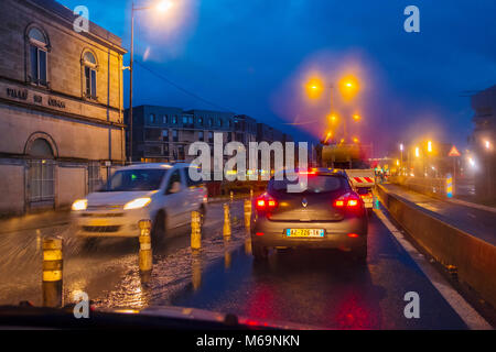 Fahrt durch die Nacht in der Nähe von Bordeaux, Gironde, Aquitanien, Frankreich Stockfoto