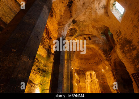 Romanischen Stil. Monolith Kirche, St. Johannes Kirche in Aubeterre sur Dronne. UNESCO-Weltkulturerbe. Charentes. Frankreich Europa Stockfoto