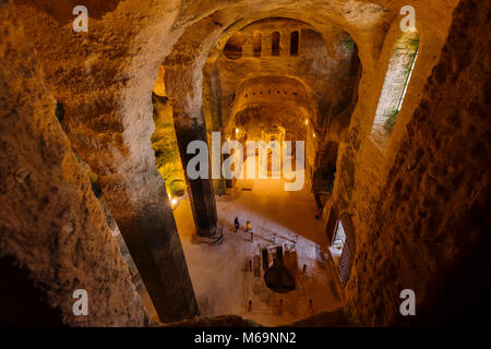 Romanischen Stil. Monolith Kirche, St. Johannes Kirche in Aubeterre sur Dronne. UNESCO-Weltkulturerbe. Charentes. Frankreich Europa Stockfoto