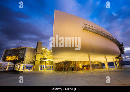 Dämmerung, Botin Center Museum Kunst und Kultur. Botin Stiftung, Architekten Renzo Piano. Santander, Biscaya, Kantabrien, Spanien, Europa Stockfoto