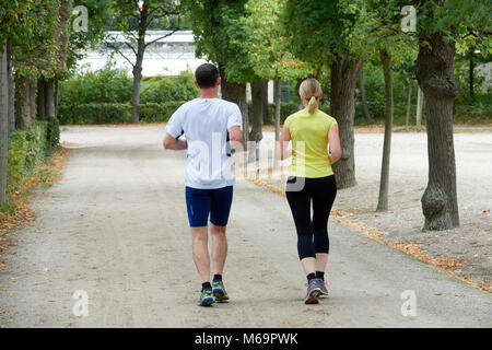 Mann und Frau auf einer morgendlichen Lauf im Park. Ansicht von der Rückseite. Stockfoto
