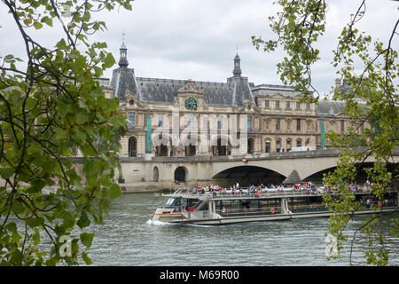 Ein Spaziergang am Fluss Boot entlang der Jardin des Tuileries Palace entlang der Seine. Stockfoto