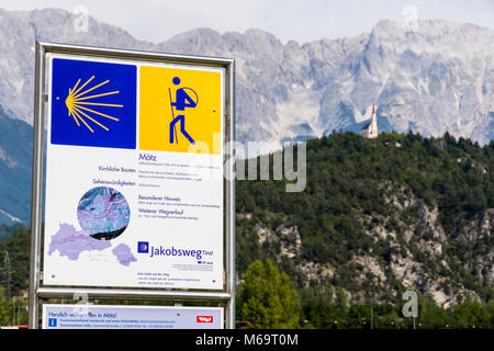 Wegweiser Marker der Österreichischen Camino Santiago (Jakobsweg), in der Nähe der Städte Mötz und Stams, Tirol, Österreich Stockfoto