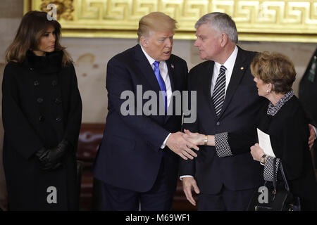 WASHINGTON, DC - 28. Februar: US-Präsident Donald Trump (2 L) und die erste Dame Melania Trump (L) Grüße Christian Evangelist und Southern Baptist Minister Billy Grahams Familie Mitglieder wie er liegt in Ehren während einer Zeremonie in der U.S. Capitol Rotunde Februar 28, 2018 in Washington, DC. Ein spiritueller Ratgeber für jeden Präsidenten Harry Truman zu Barack Obama, und anderen Regierungschefs der Welt seit mehr als 60 Jahren, Graham starb am 21. Februar im Alter von 99 Jahren. Credit: Chip Somodevilla/Pool über CNP - KEINE LEITUNG SERVICE · Foto: Chip Somodevilla/konsolidierte News Fotos/Chip Somodevilla-Pool über CNP Stockfoto