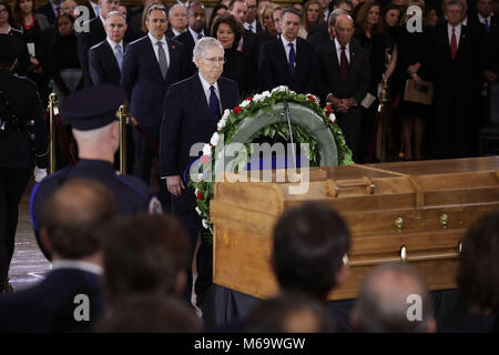 WASHINGTON, DC - 28. Februar: Mehrheitsführer im Senat, Mitch McConnell (R-KY) präsentiert einen Kranz Neben dem Sarg des Christlichen Evangelist und Southern Baptist Minister Billy Graham, wie er zu Ehren in den USA Capitol Rotunde Februar 28, 2018, Washington, DC liegt. Ein spiritueller Ratgeber für jeden Präsidenten Harry Truman zu Barack Obama, und anderen Regierungschefs der Welt seit mehr als 60 Jahren, Graham starb am 21. Februar im Alter von 99 Jahren. Credit: Chip Somodevilla/Pool über CNP - KEINE LEITUNG SERVICE · Foto: Chip Somodevilla/konsolidierte News Fotos/Chip Somodevilla-Pool über CNP Stockfoto
