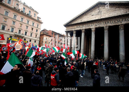 Roma 01/03/2018. Chiusura della Campagna Elettorale di Casapound al Pantheon. Rom 01. März 2018. Pantheon. Schließen der Wahlkampf der rechtsextremen Partei Casapound. Foto Samantha Zucchi Insidefoto Stockfoto