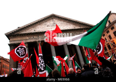 Roma 01/03/2018. Chiusura della Campagna Elettorale di Casapound al Pantheon. Rom 01. März 2018. Pantheon. Schließen der Wahlkampf der rechtsextremen Partei Casapound. Foto Samantha Zucchi Insidefoto Stockfoto