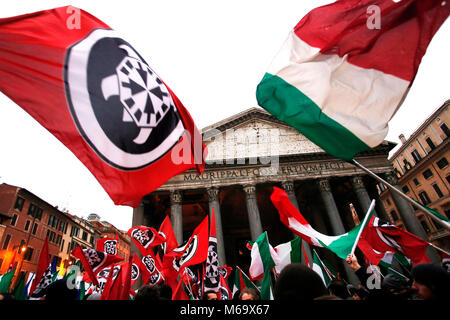 Roma 01/03/2018. Chiusura della Campagna Elettorale di Casapound al Pantheon. Rom 01. März 2018. Pantheon. Schließen der Wahlkampf der rechtsextremen Partei Casapound. Foto Samantha Zucchi Insidefoto Stockfoto