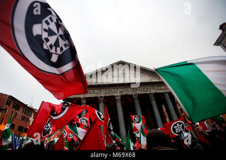 Roma 01/03/2018. Chiusura della Campagna Elettorale di Casapound al Pantheon. Rom 01. März 2018. Pantheon. Schließen der Wahlkampf der rechtsextremen Partei Casapound. Foto Samantha Zucchi Insidefoto Stockfoto