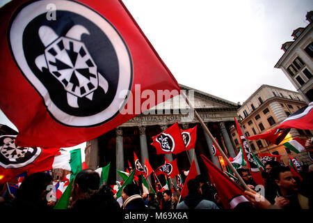 Roma 01/03/2018. Chiusura della Campagna Elettorale di Casapound al Pantheon. Rom 01. März 2018. Pantheon. Schließen der Wahlkampf der rechtsextremen Partei Casapound. Foto Samantha Zucchi Insidefoto Stockfoto