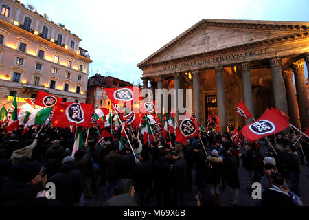 Roma 01/03/2018. Chiusura della Campagna Elettorale di Casapound al Pantheon. Rom 01. März 2018. Pantheon. Schließen der Wahlkampf der rechtsextremen Partei Casapound. Foto Samantha Zucchi Insidefoto Stockfoto