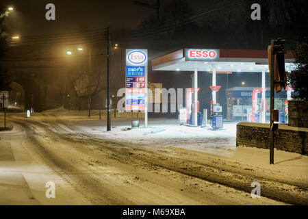 Chippenham, Großbritannien, 1. März, 2018. Wie Schneefall an eine einsame Schnee weg bedeckt neben einer Tankstelle abgebildet ist in Chippenham, Wiltshire. Viele Fahrer haben beachtet Beratung und waren von der Straße als Sturm Emma macht es den Weg über die Grafschaft. Credit: lynchpics/Alamy leben Nachrichten Stockfoto