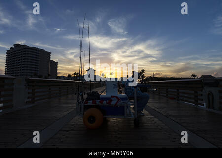 Jupiter, Florida, USA. 10 Feb, 2018. Ein Fischer ruht auf einer Bank bei Sonnenuntergang auf Juno Beach Fishing Pier, in Jupiter, Florida. Credit: Alex Edelman/ZUMA Draht/Alamy leben Nachrichten Stockfoto