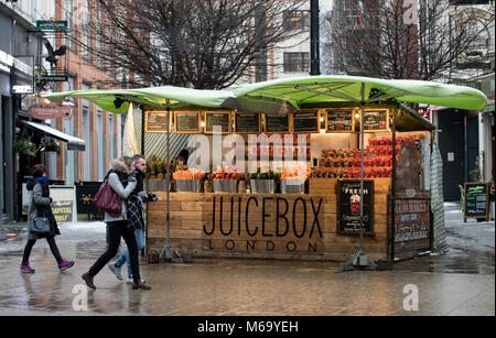London, Großbritannien. 1 Mär, 2018. UK Wetter: Allgemeine Ansicht von JUICEBOX London in der Oxford Street als Tier aus dem Osten Wetter weiterhin an der City of London, London, England am 1. März 2018. Foto von Andy Rowland. Credit: Andrew Rowland/Alamy leben Nachrichten Stockfoto