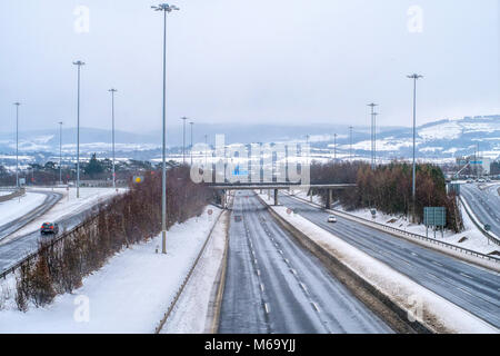 Dublin, Irland. 1 Mär, 2018. UK Wetter: Autobahn M50 im Stadtzentrum von Dublin, mit Schnee vom Sturm Emma. In der Nähe der Tymon Park. März 1st, 2018. Credit: Jose Maciel/Alamy leben Nachrichten Stockfoto