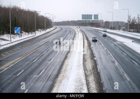 Dublin, Irland. 1 Mär, 2018. UK Wetter: Autobahn M50 im Stadtzentrum von Dublin, mit Schnee vom Sturm Emma. In der Nähe der Tymon Park. März 1st, 2018. Credit: Jose Maciel/Alamy leben Nachrichten Stockfoto