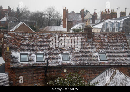 Hitchin, UK. 1 Mär, 2018. UK Wetter: Schnee bedeckt Frontscheibe an geparkten Autos in Hitchin am 1. März 2018 Credit: Jason Marsh/Alamy leben Nachrichten Stockfoto