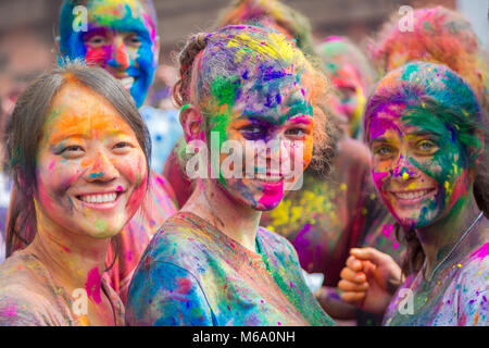 Kathmandu, Nepal. 1 Mär, 2018. Fei ist ein Hindu Frühlingsfest gefeiert, vor allem in Nepal und Indien. Holi, Es wird auch als das "Festival der Farben" bekannt. Es bedeutet den Sieg des Guten über das Böse. Holi ist eine alte hinduistische religiöse Fest, die Heute hat mit nicht populär geworden - Hindus in vielen Teilen Südasiens sowie Menschen anderer Gemeinschaften außerhalb Asiens. Credit: Nabaraj Regmi/Alamy leben Nachrichten Stockfoto